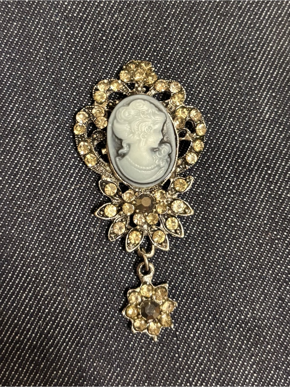 NWOT💕Aratta Gray Cameo Brooch with Champagne Rhinestones